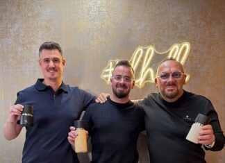IRISgo-Gründer Fabian Christmann und Manuel Laurice Borer mit Löwe Andreas W. Herb, alle drei halten Thermobecher