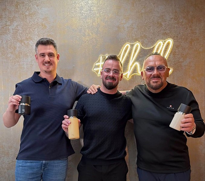 IRISgo-Gründer Fabian Christmann und Manuel Laurice Borer mit Löwe Andreas W. He IRISgo-Gründer Fabian Christmann und Manuel Laurice Borer mit Löwe Andreas W. Herb, alle drei halten Thermobecher
