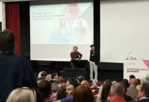 Jeannette zu Fürstenberg beim Entrepreneurship Summit: Gründer, KI und die Medici Jeannette zu Fürstenberg und Günter Faltin auf der Bühne des Entrepreneurship Summit 2026 vor der Leinwand mit der Ankündigung ihres Fireside Chats, davor das Publikum