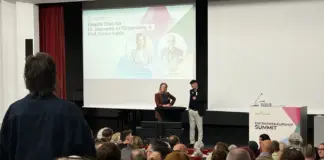 Jeannette zu Fürstenberg und Günter Faltin auf der Bühne des Entrepreneurship Summit 2026 vor der Leinwand mit der Ankündigung ihres Fireside Chats, davor das Publikum