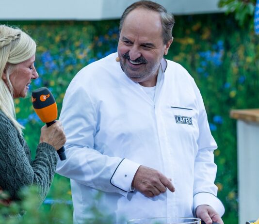 Johann Lafer im weißen Kochjackett beim ZDF-Fernsehgarten 2025
