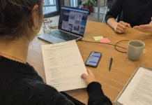 KI Kennzeichnungspflicht ab August 2026: Was Startups jetzt markieren müssen Startup-Team prüft KI-Inhalte und Kennzeichnung vor der Veröffentlichung.