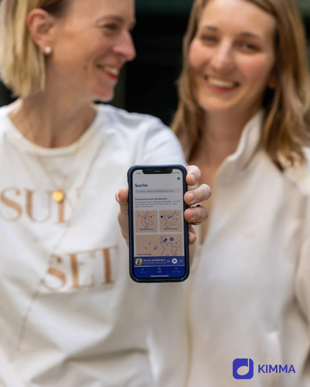 Viktoria Schamberger und Amelie Grimmer vom KIMMA-Team zeigen die App auf dem Smartphone