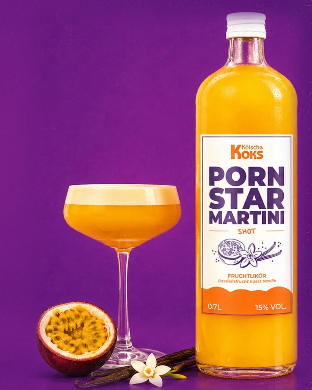 Flasche Kölsche Koks Pornstar Martini neben einem Cocktailglas vor dunklem Grund