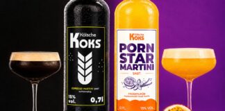 Flaschen Kölsche Koks Espresso Martini und Pornstar Martini mit zwei gefüllten Cocktailgläsern vor violettem Hintergrund