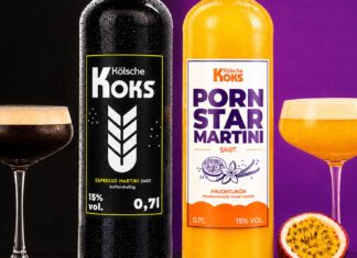 Flaschen Kölsche Koks Espresso Martini und Pornstar Martini mit zwei gefüllten Cocktailgläsern vor violettem Hintergrund