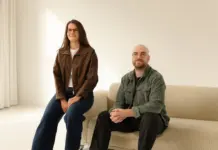 Kuro sammelt 10 Mio. Euro ein: KI für Generalunternehmer aus Berlin Die Kuro-Gründer Lea Scherer und Jonas Minkler in einem hellen Raum an einem Sofa