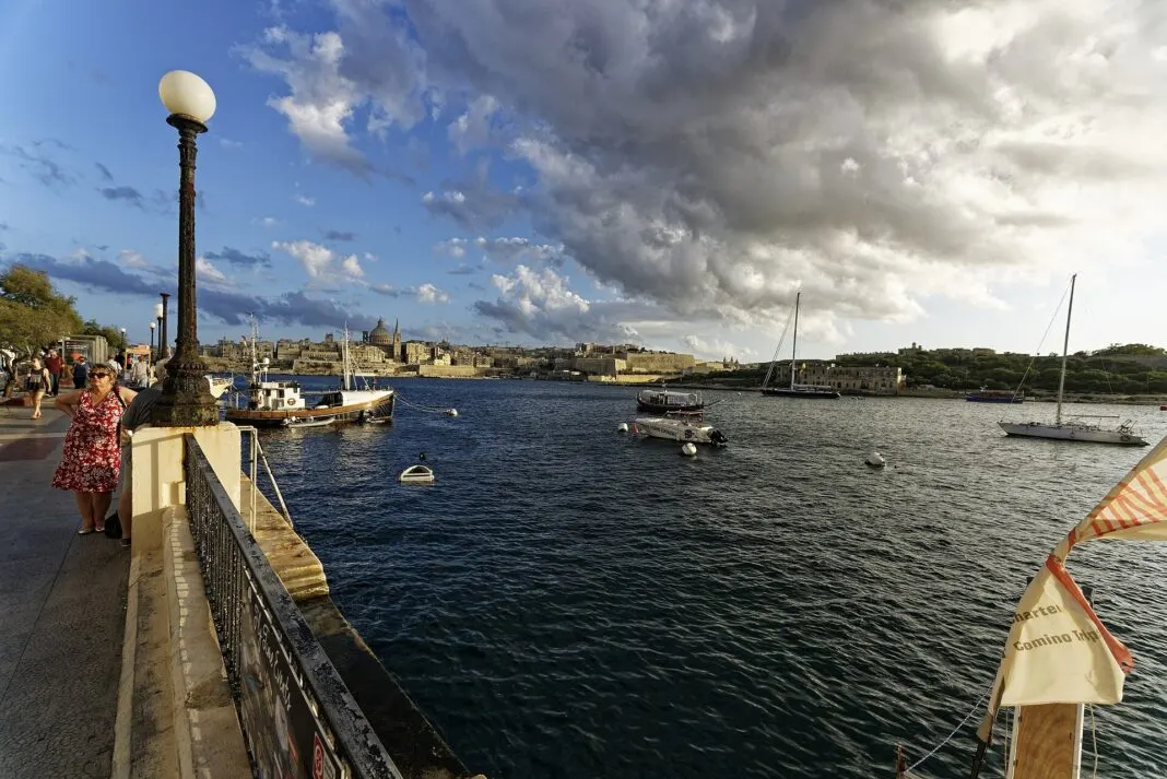 Uferpromenade von Sliema mit Booten im Marsamxett-Hafen und Blick auf Valletta