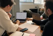 Startup-Team bespricht MCP-Server-Workflow an einem Tisch mit Laptop und Notizen.
