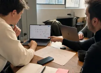 Startup-Team bespricht MCP-Server-Workflow an einem Tisch mit Laptop und Notizen.