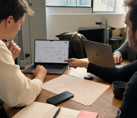 Startup-Team bespricht MCP-Server-Workflow an einem Tisch mit Laptop und Notizen.