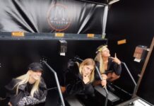 Missoir bei der Höhle der Löwen: Urinal für Frauen, ganz ohne Wasser Drei Festivalbesucherinnen hocken nebeneinander in einem mobilen Missoir mit Haltegriffen, darüber das Missoir-Logo