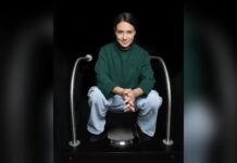 Missoir-Gründerin Lena Olvedi sitzt in der Hocke über einem Missoir-Hockurinal mit zwei Haltegriffen