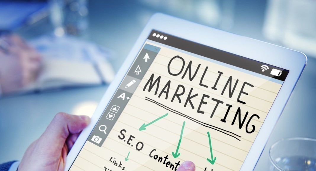 Tablet mit Schriftzug "Online Marketing" und davon abzweigungen.