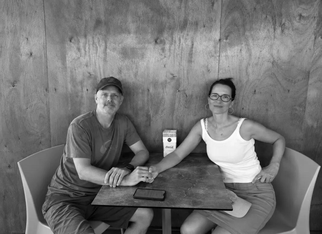 Katharina und Caspar Schroth sitzen an einem Cafétisch, Schwarz-Weiß-Aufnahme