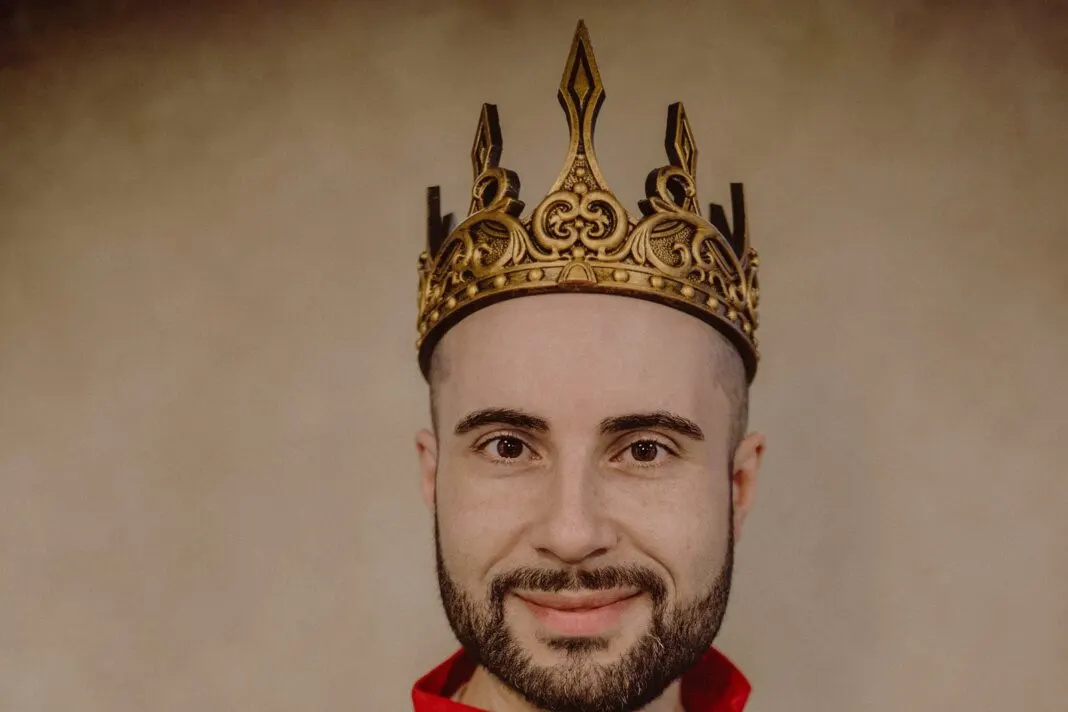 Penice-Gründer Markus Flagner mit Krone als Prinz aus dem Penice-Märchen