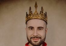 Penice-Gründer Markus Flagner mit Krone als Prinz aus dem Penice-Märchen