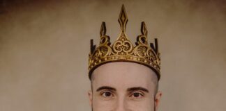 Penice-Gründer Markus Flagner mit Krone als Prinz aus dem Penice-Märchen