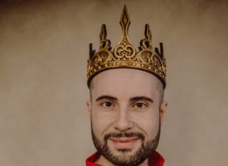 Penice-Gründer Markus Flagner mit Krone als Prinz aus dem Penice-Märchen
