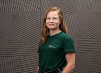 Vivien Dierichsweiler, Gründerin von PetPlanner, im grünen PetPlanner-Shirt vor einer grauen Wand