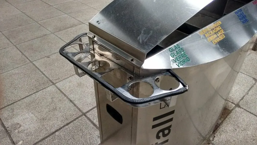 Pfandring aus Metall an einem Mülleimer am Bremer Hauptbahnhof