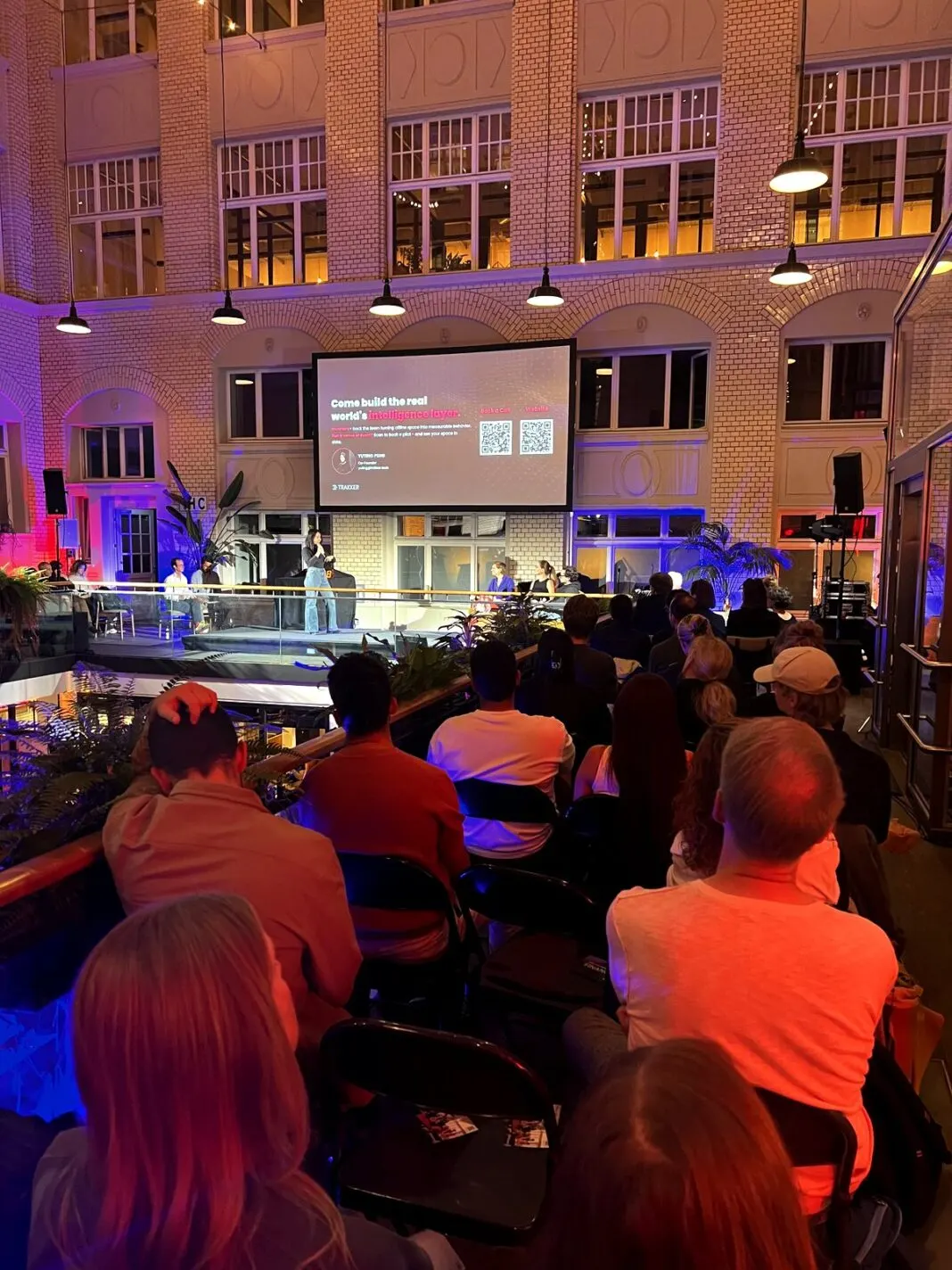 Pitch auf der Bühne der Mindspace Pitch Night, im Vordergrund das sitzende Publikum