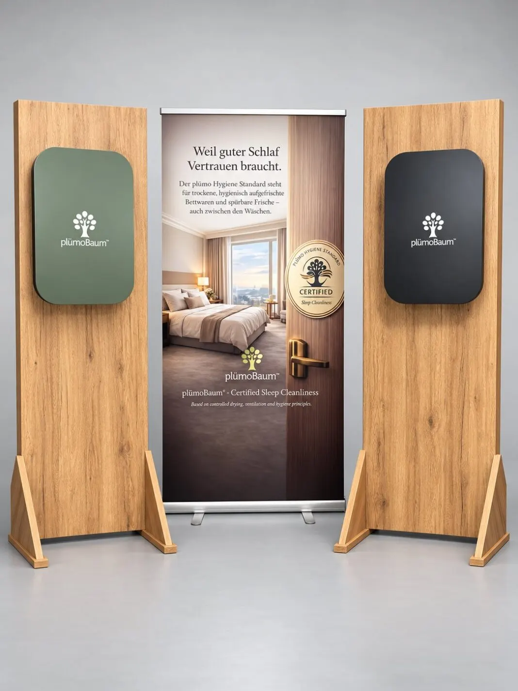 plümoBaum aromaDry in Grün und Schwarz neben dem Aufsteller zum Hotel-Siegel Certified Sleep Cleanliness