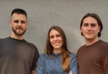 Louisa Haisch in der Mitte mit ihren Mitgründern Victor Haisch und Ivo Lovric vor einer hellen Hauswand