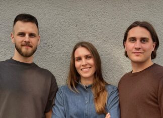 Louisa Haisch in der Mitte mit ihren Mitgründern Victor Haisch und Ivo Lovric vor einer hellen Hauswand