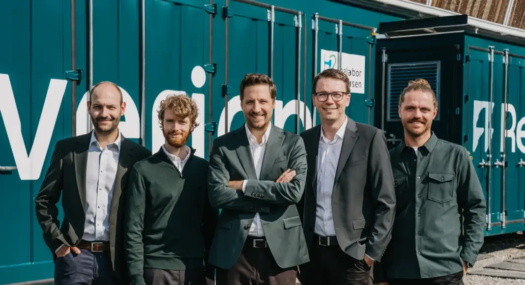 Reverion Gründungsteam vor Kraftwerkscontainer