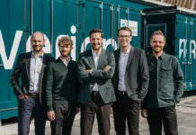 Reverion Series B: 154 Mio. Euro für CO₂-negative Kraftwerke aus Eresing Die fünf Gründer von Reverion stehen vor einem Brennstoffzellenkraftwerk im Container