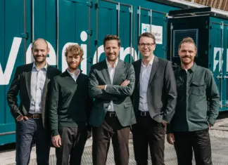 Die fünf Gründer von Reverion stehen vor einem Brennstoffzellenkraftwerk im Container
