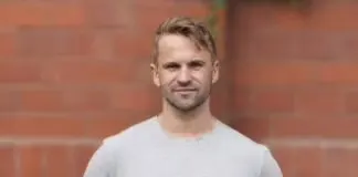 Dr. Ron van de Sand, Gründer von markencheck.ai, vor einer Backsteinwand