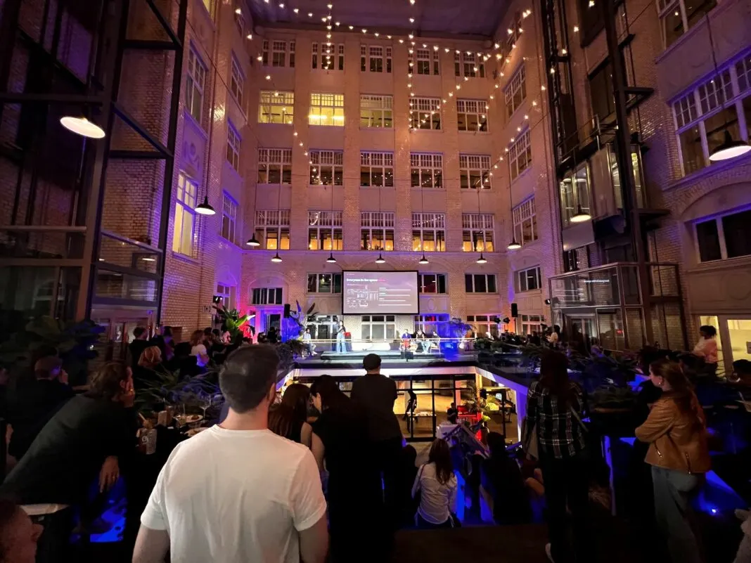 Voller Innenhof mit Lichterketten zum Beginn der Pitch Night im Mindspace Berlin