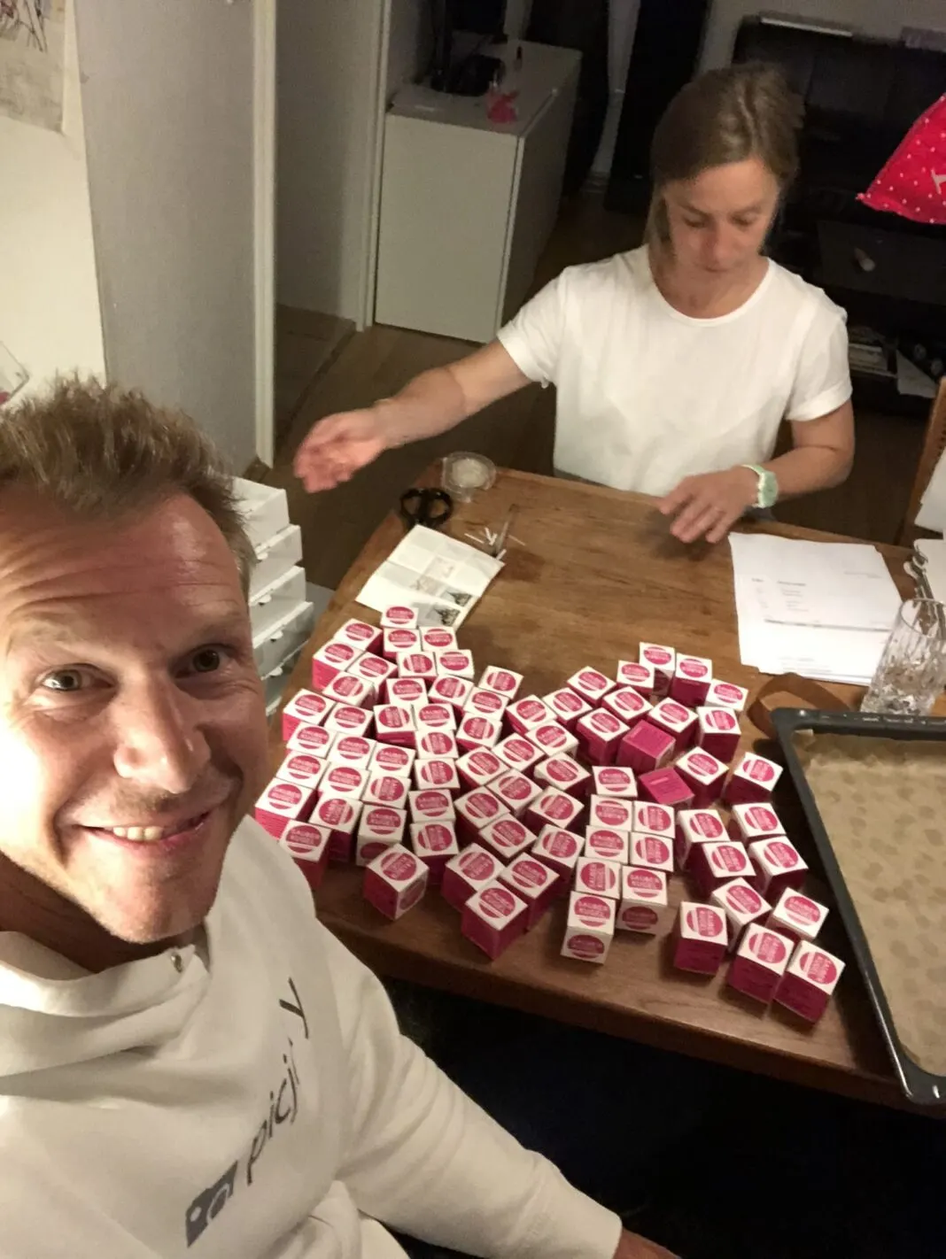 Bernd und Susanne Schmekel verpacken Sauberkugeln an einem Holztisch