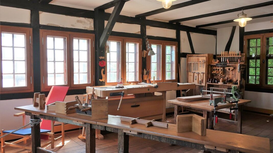 Werkbänke und Werkzeug in einer Schreinerei mit Fachwerk und Sprossenfenstern Werkbänke und Werkzeug in einer Schreinerei mit Fachwerk und Sprossenfenstern