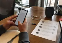 security.txt für Startups 2026: So richtest du einen Sicherheitskontakt ein Hände richten an einem Arbeitsplatz einen Sicherheitskontakt für die security.txt ein.