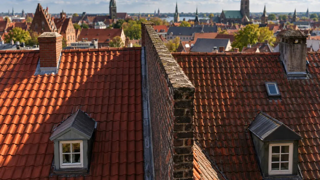 Brandmauer zwischen zwei Dächern als Sinnbild für die Trennung von Privat- und Gesellschaftsvermögen