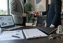 Unternehmen übernehmen statt gründen: Die Praxis-Checkliste für 2026 Dokumente und Unterlagen zur Unternehmensübernahme auf einem modernen Besprechungstisch