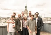 Gruppenfoto der Gründungsmitglieder von W3ltfrieden e.V. mit dem Hamburger Rathaus im Hintergrund