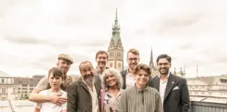 Gruppenfoto der Gründungsmitglieder von W3ltfrieden e.V. mit dem Hamburger Rathaus im Hintergrund