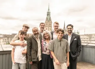 Gruppenfoto der Gründungsmitglieder von W3ltfrieden e.V. mit dem Hamburger Rathaus im Hintergrund