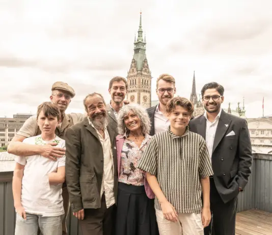 Gruppenfoto der Gründungsmitglieder von W3ltfrieden e.V. mit dem Hamburger Rathaus im Hintergrund