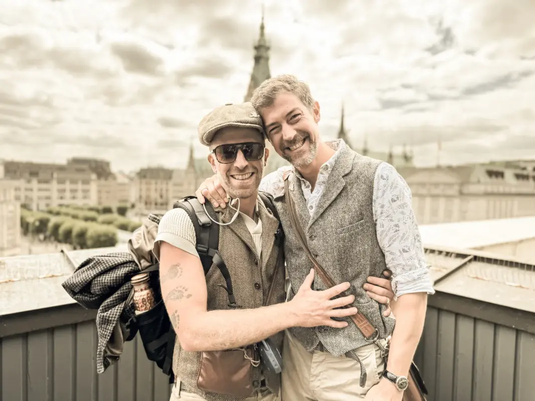 Die W3ltfrieden-Initiatoren Fabian Friedrich und Sönke Mißfeld auf einer Dachterrasse in Hamburg