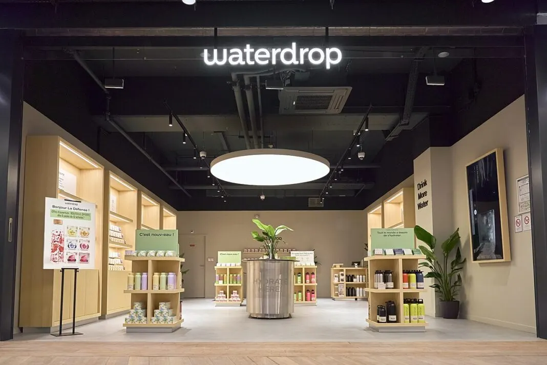 Ladengeschäft von waterdrop im Einkaufszentrum CNIT in Paris-La Défense