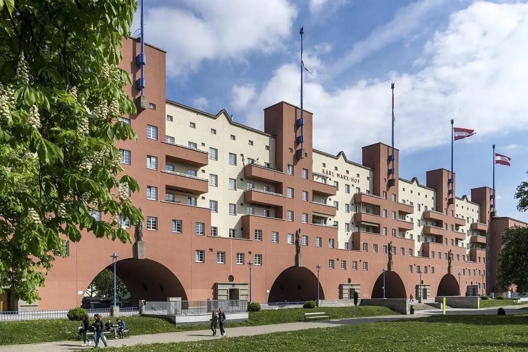 Fassade des Karl-Marx-Hofs, eines Wiener Gemeindebaus in Döbling
