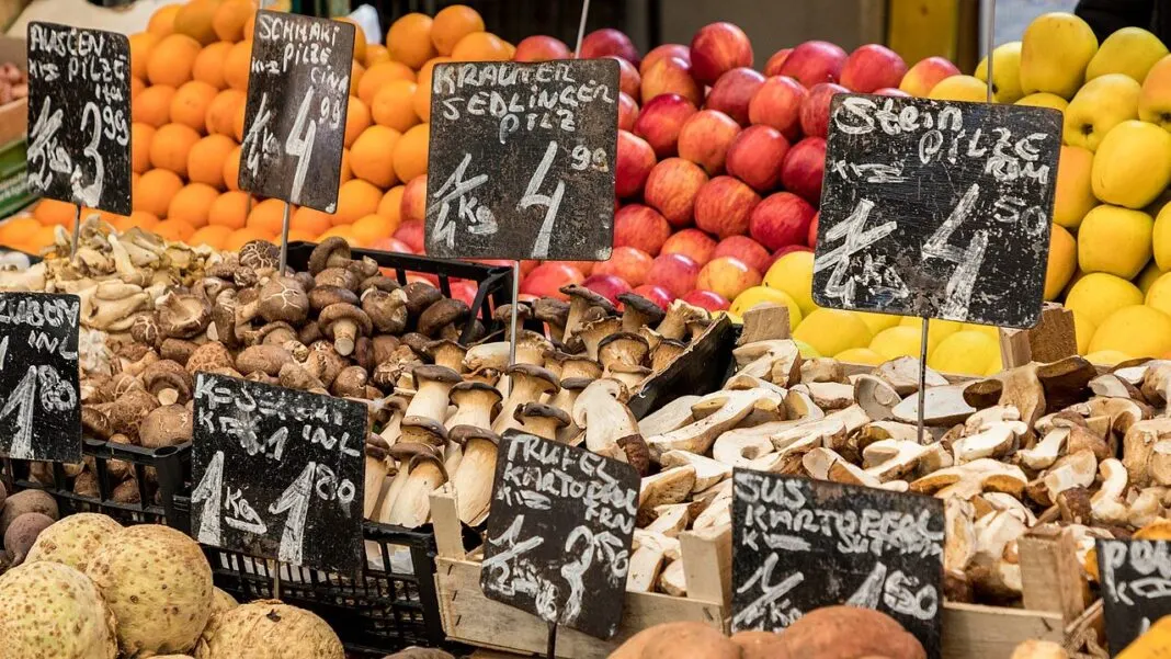 Obst- und Pilzstand auf dem Wiener Naschmarkt
