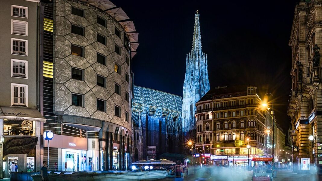 Stephansplatz in Wien am Abend mit Blick auf den Stephansdom