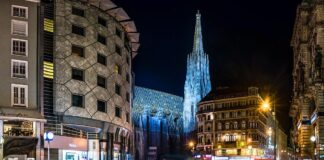 Stephansplatz in Wien am Abend mit Blick auf den Stephansdom