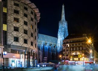 Stephansplatz in Wien am Abend mit Blick auf den Stephansdom